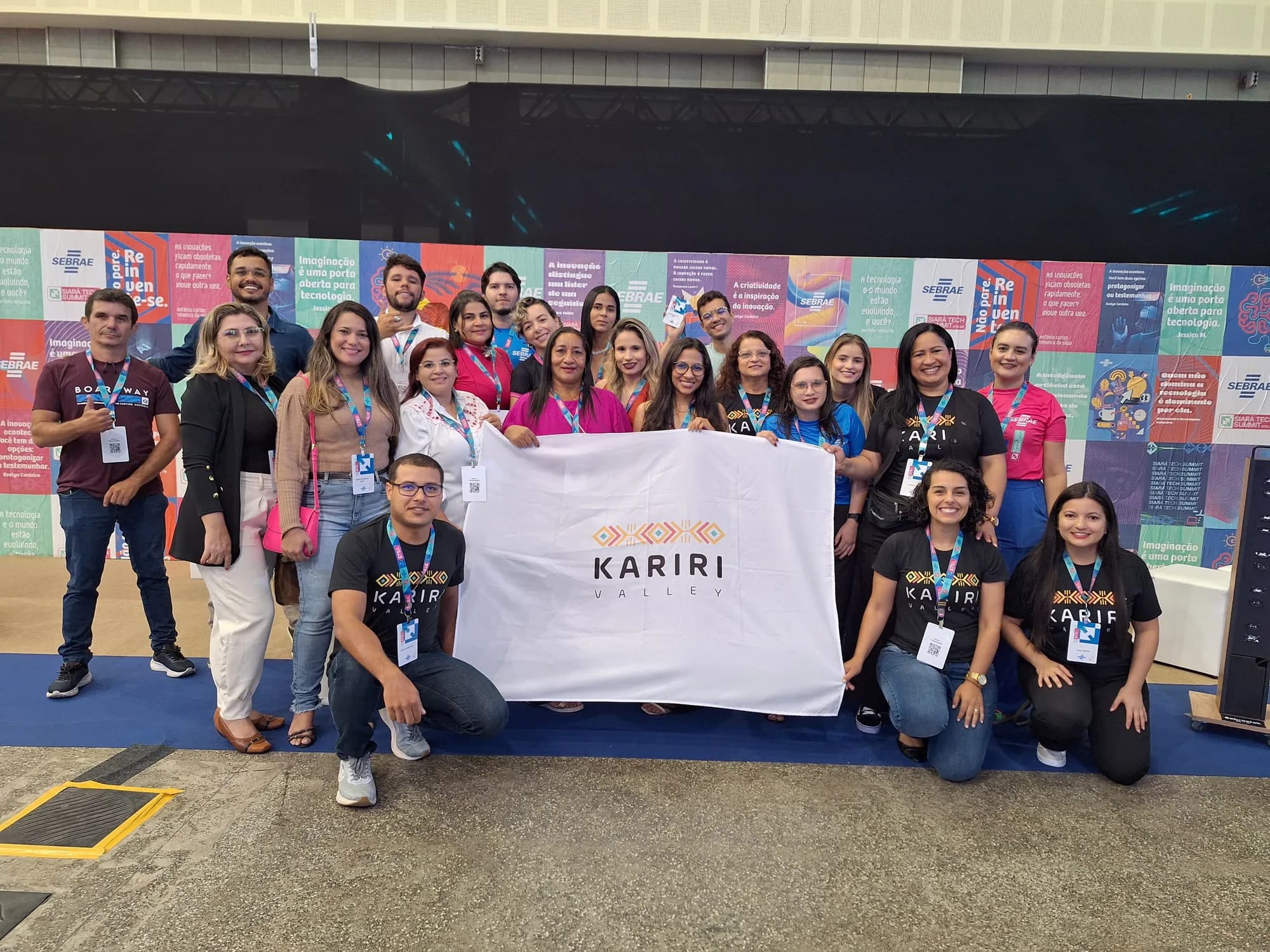 Pessoas da comunidade seguram a bandeira do Kariri Valley em um evento